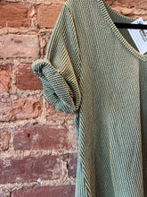 Load image into Gallery viewer, The Pocket RIbbed Top in GREEN