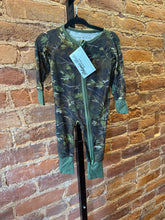 Load image into Gallery viewer, Camo Bamboo Zip up